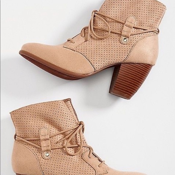 NWT Maurices Carli Women’s Camel Tan Vegan Lace Up Perforated Ankle Bootie Boots - Picture 2 of 3